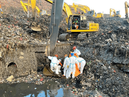 इंडोनेशिया में कचरे का पहाड़ धंसने से मरने वालों की संख्या बढ़कर सात हुई