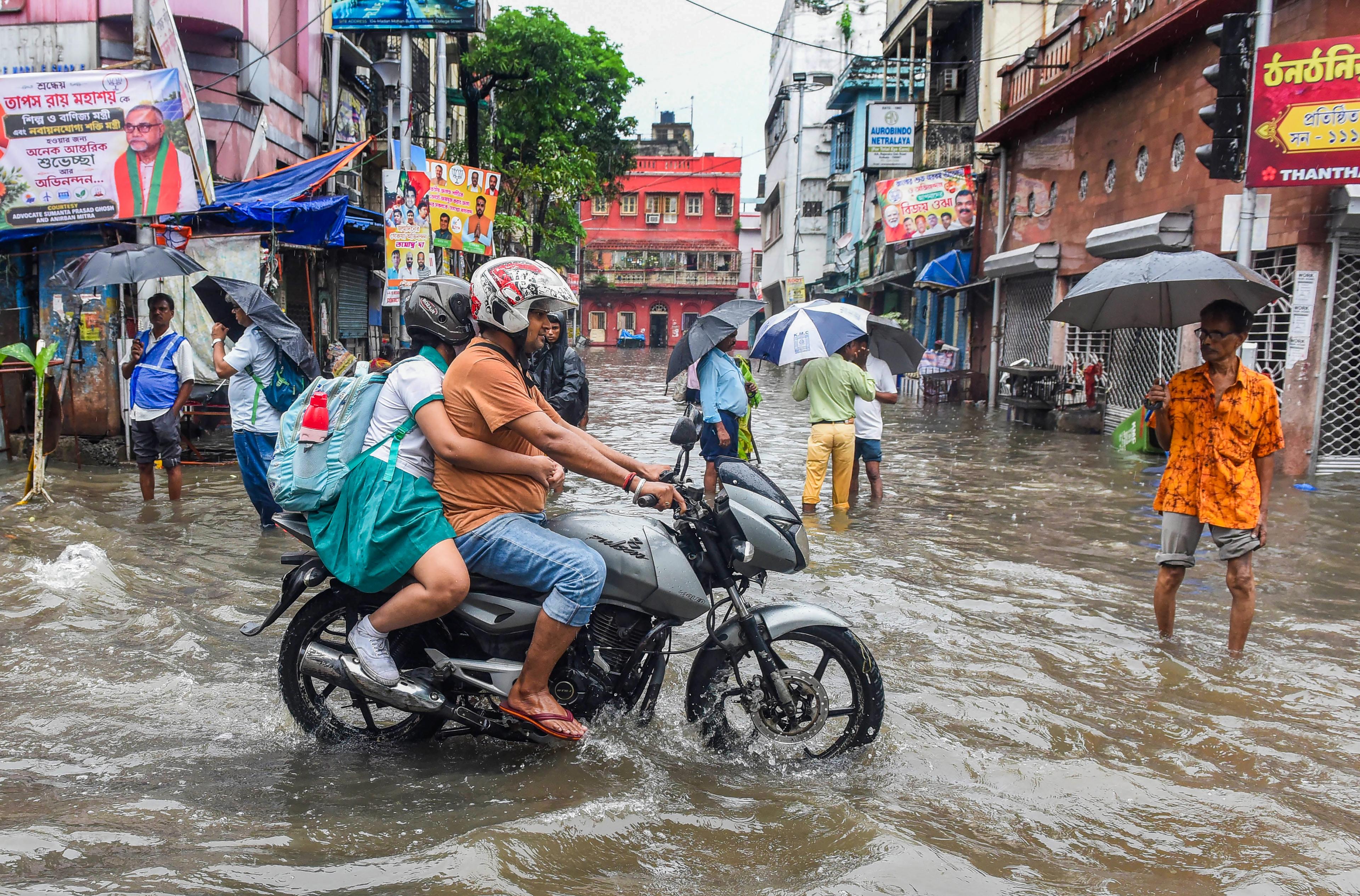 मौसम विभाग ने कोलकाता समेत दक्षिण बंगाल में भारी से बहुत भारी बारिश का अनुमान जताया