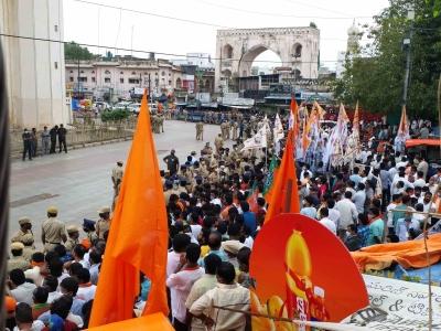 तेलंगाना : दीपावली पर चारमीनार मंदिर में उमड़ी श्रद्धालुओं की भीड़