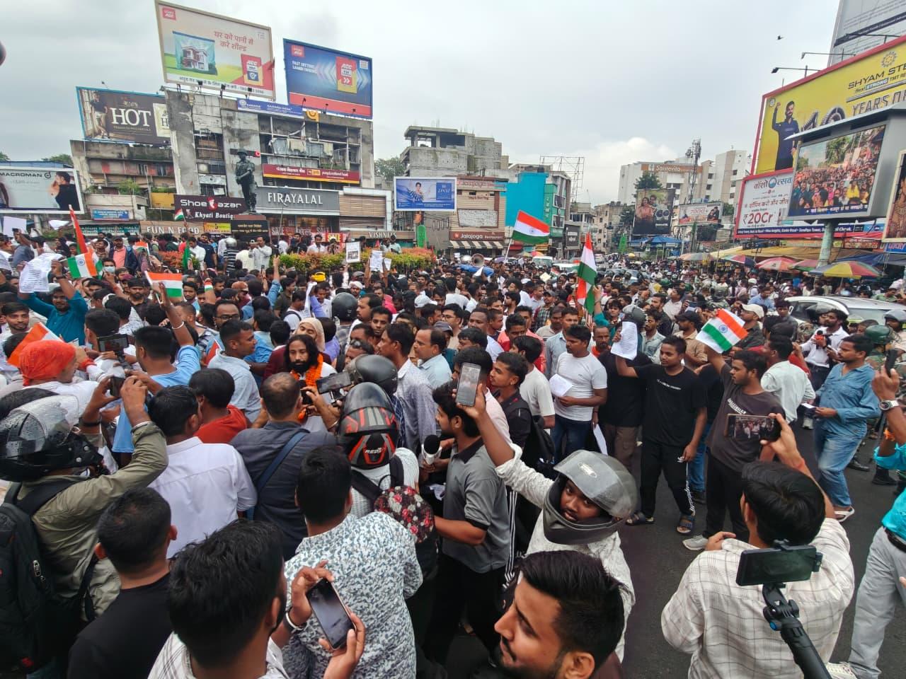 झारखंड में भर्ती परीक्षाओं में गड़बड़ी के खिलाफ ‘जंतर-मंतर’ की तर्ज पर आंदोलन, रांची में हजारों छात्रों ने निकाली संविधान यात्रा