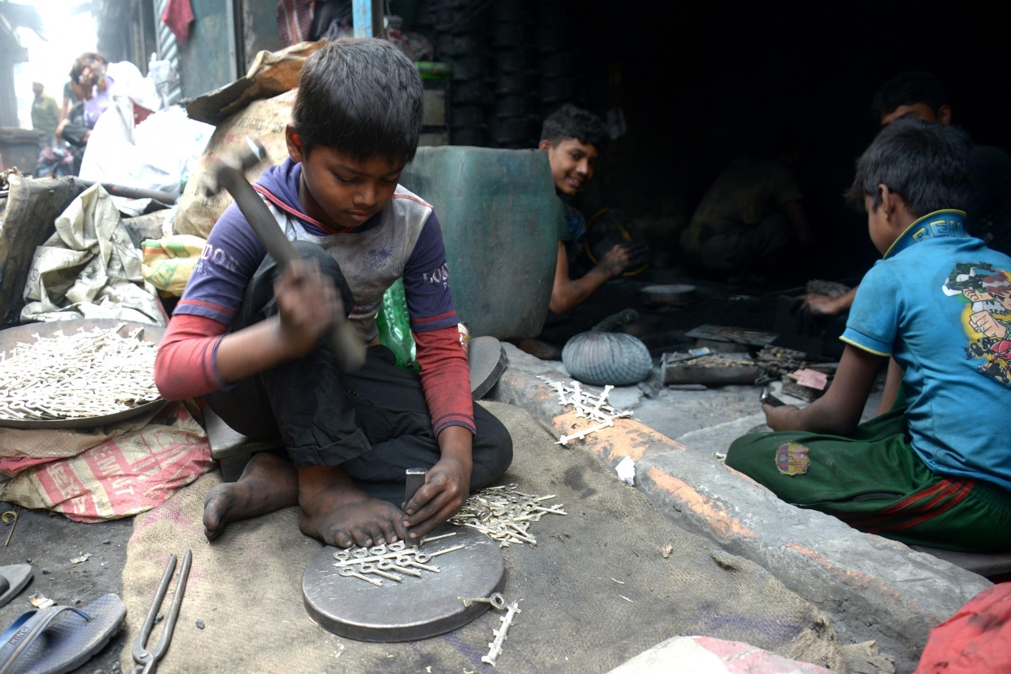बांग्लादेश में बढ़ते बाल श्रम से शोषण और काम की जगह पर दुर्व्यवहार को लेकर बढ़ी चिंता