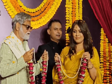52 साल की उम्र में महिमा चौधरी ने संजय मिश्रा को पहनाई वरमाला, शादी के मंत्र सुन डरी एक्ट्रेस