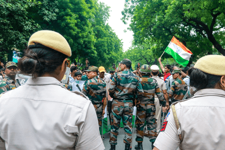 प्रदर्शनकारियों के लिए खाना ले जाने पर युवकों को हिरासत में लेने का दावा झूठा और भ्रामक : दिल्ली पुलिस