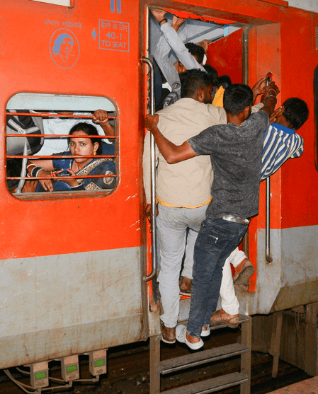 भोपाल रेल मंडल में चेन पुलिंग करने पर 440 लोगों पर कार्रवाई