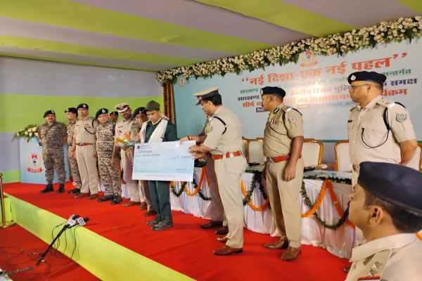 झारखंड : 'ऑपरेशन नवजीवन' के तहत छह इनामी नक्सली कमांडरों समेत 16 माओवादियों ने डाले हथियार