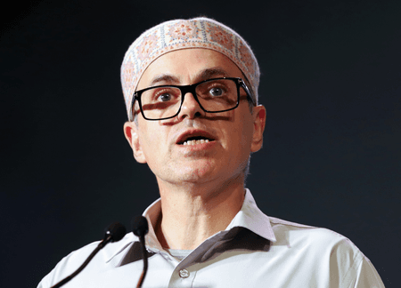 तिरंगा विवाद पर महबूबा के बचाव में उतरे उमर अब्दुल्ला, बोले- गलती से उल्टा पकड़ा होगा झंडा