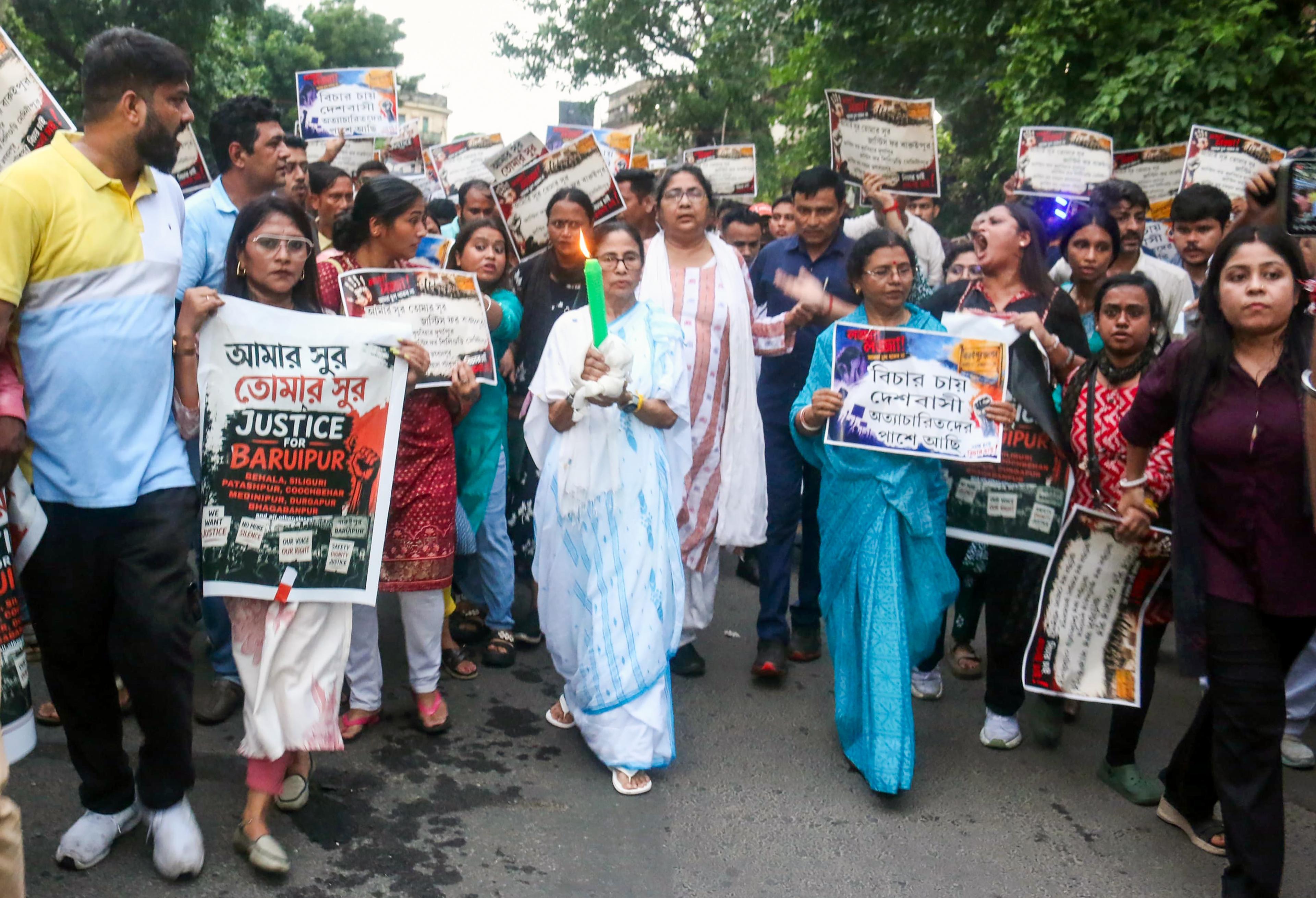 ममता बनर्जी ने बारुईपुर घटना के विरोध में निकाला कैंडल मार्च, बड़ी संख्या में फोर्स की तैनाती